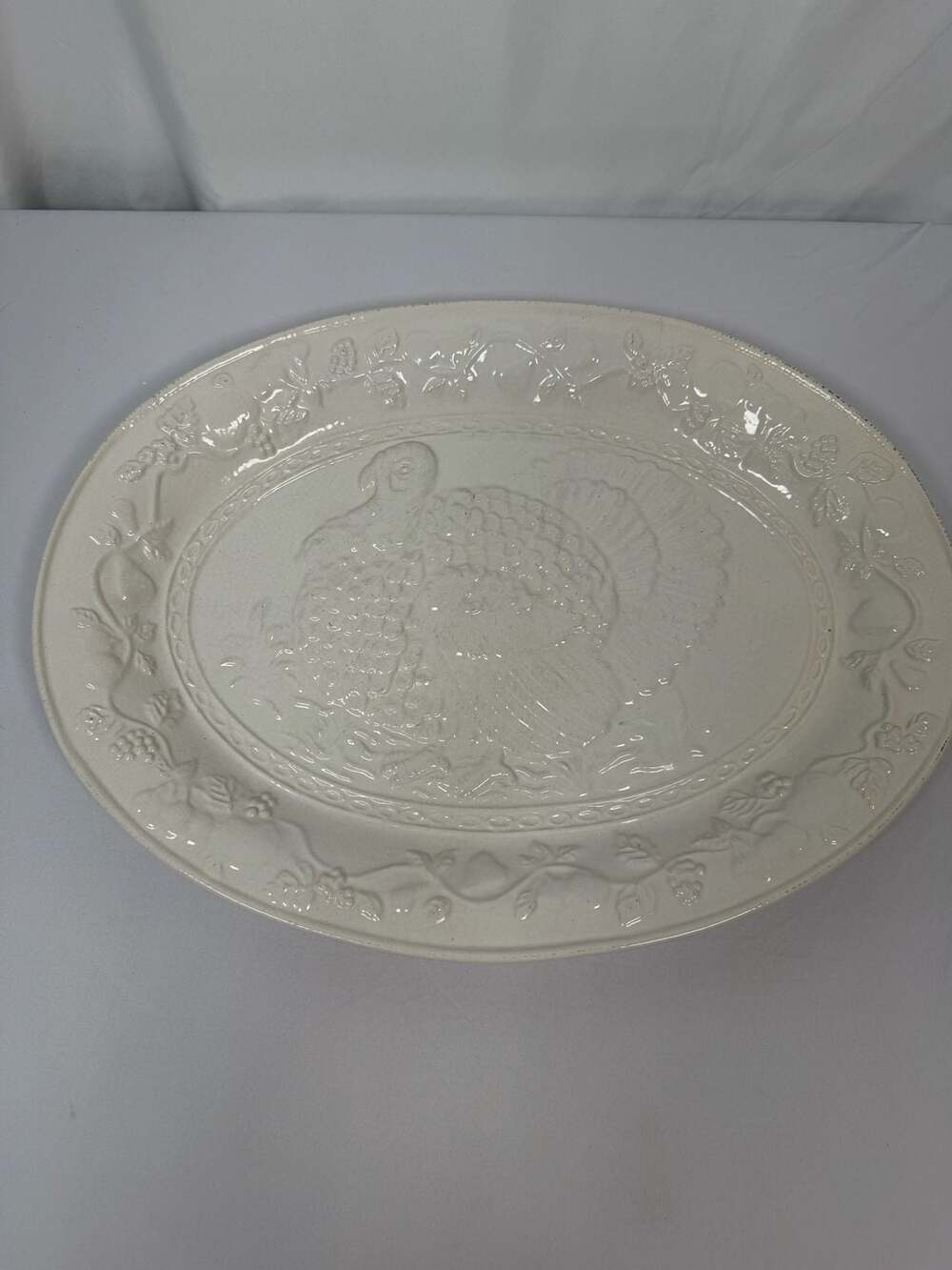 De Bao Ying Co. Ltd White Embossed Turkey Oval Serving Platter